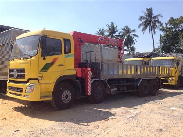 Xe tải Dongfeng 4 chân gắn cẩu Unic 8 tấn