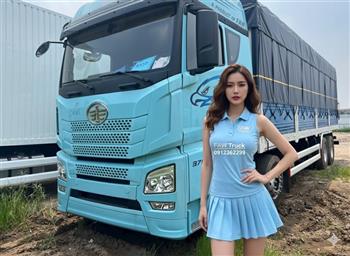 So sánh xe tải thùng 4 chân FAW JH6 và Howo – Lựa chọn nào đáng tiền nhất 2025?