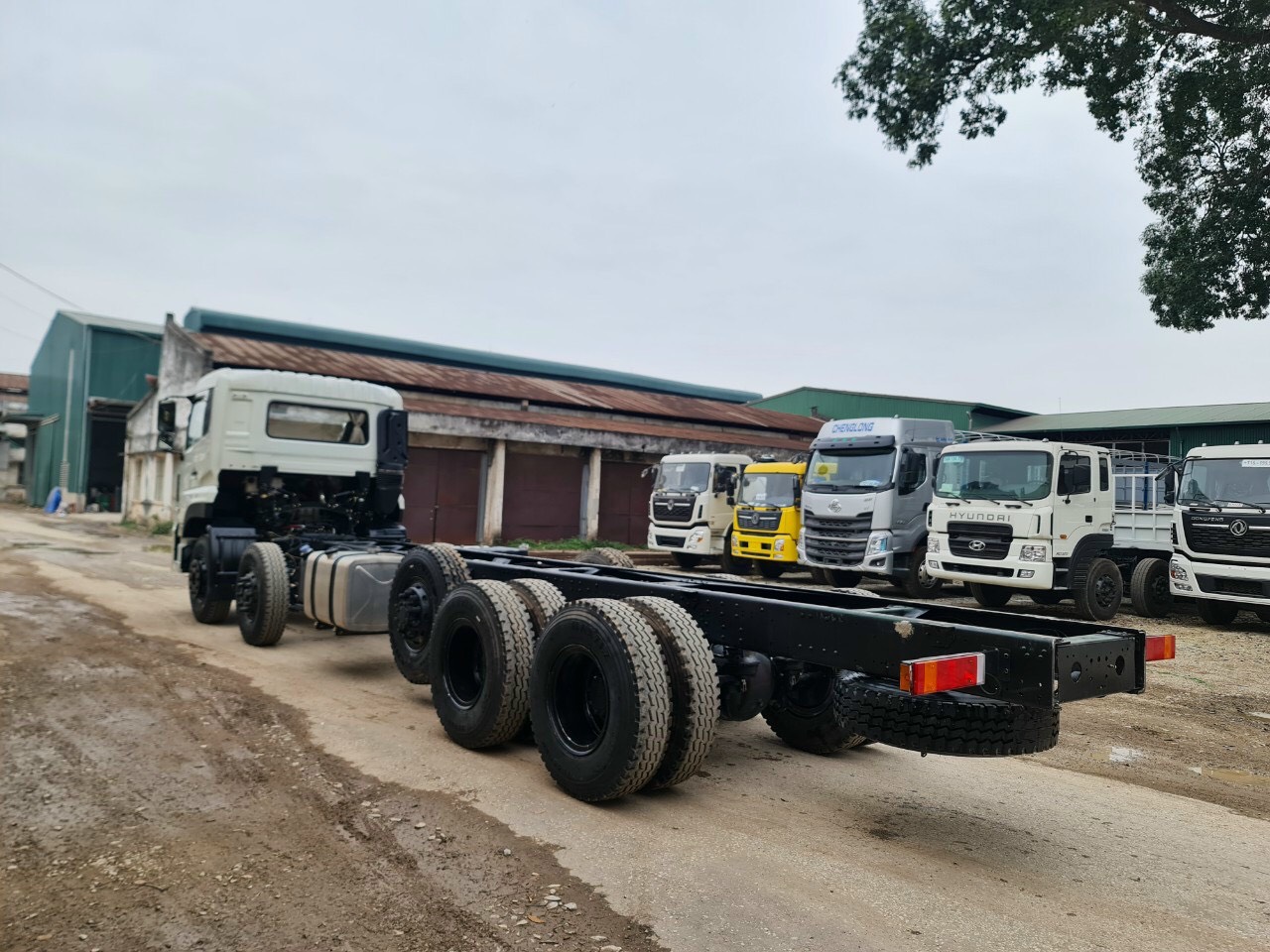 Xe Tải 5 Chân Thùng Dongfeng