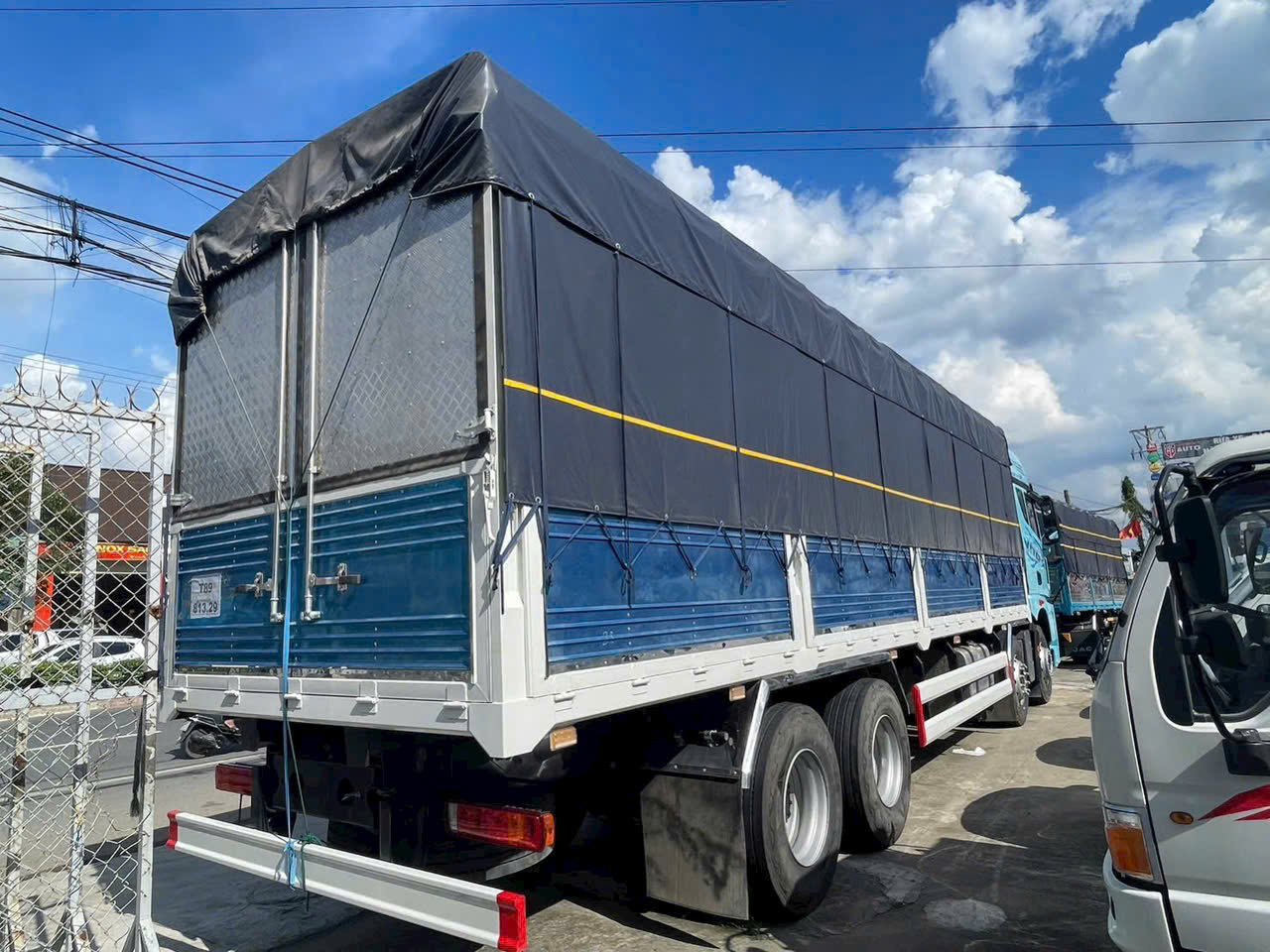 So sánh xe tải thùng 4 chân FAW JH6 và Howo